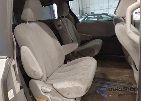 2012 Toyota Sienna Le V6 8 Passenger z USA, uszkodzony, nr VIN 5TDKK3DC9CS230694